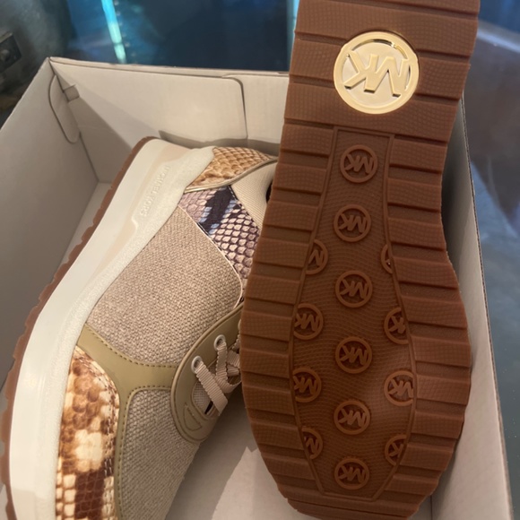 Micheal Kors Lindy Trainer shoe - Picture 3 of 3